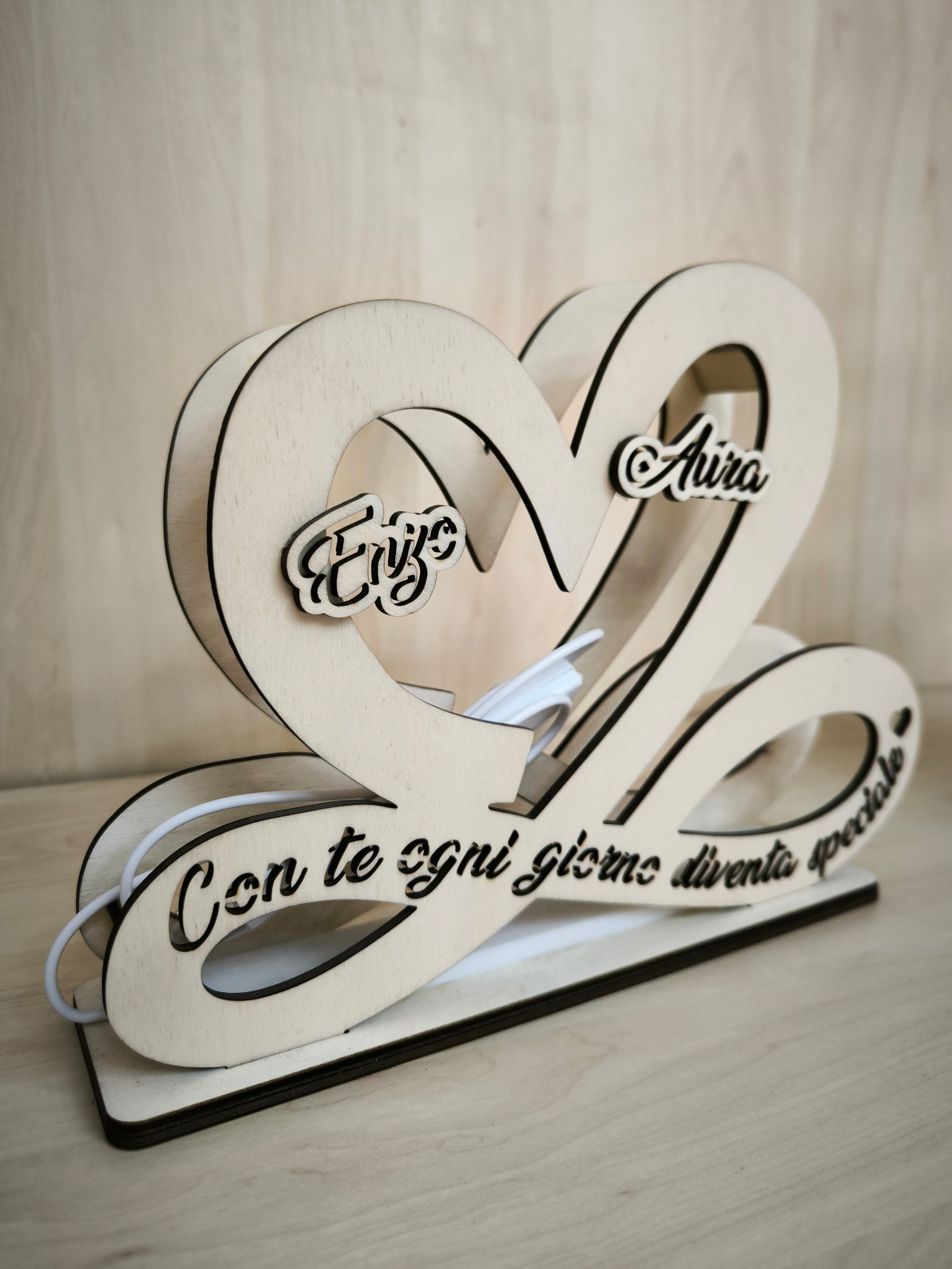 Lampada LED "Amore Infinito" – Nomi Intagliati
