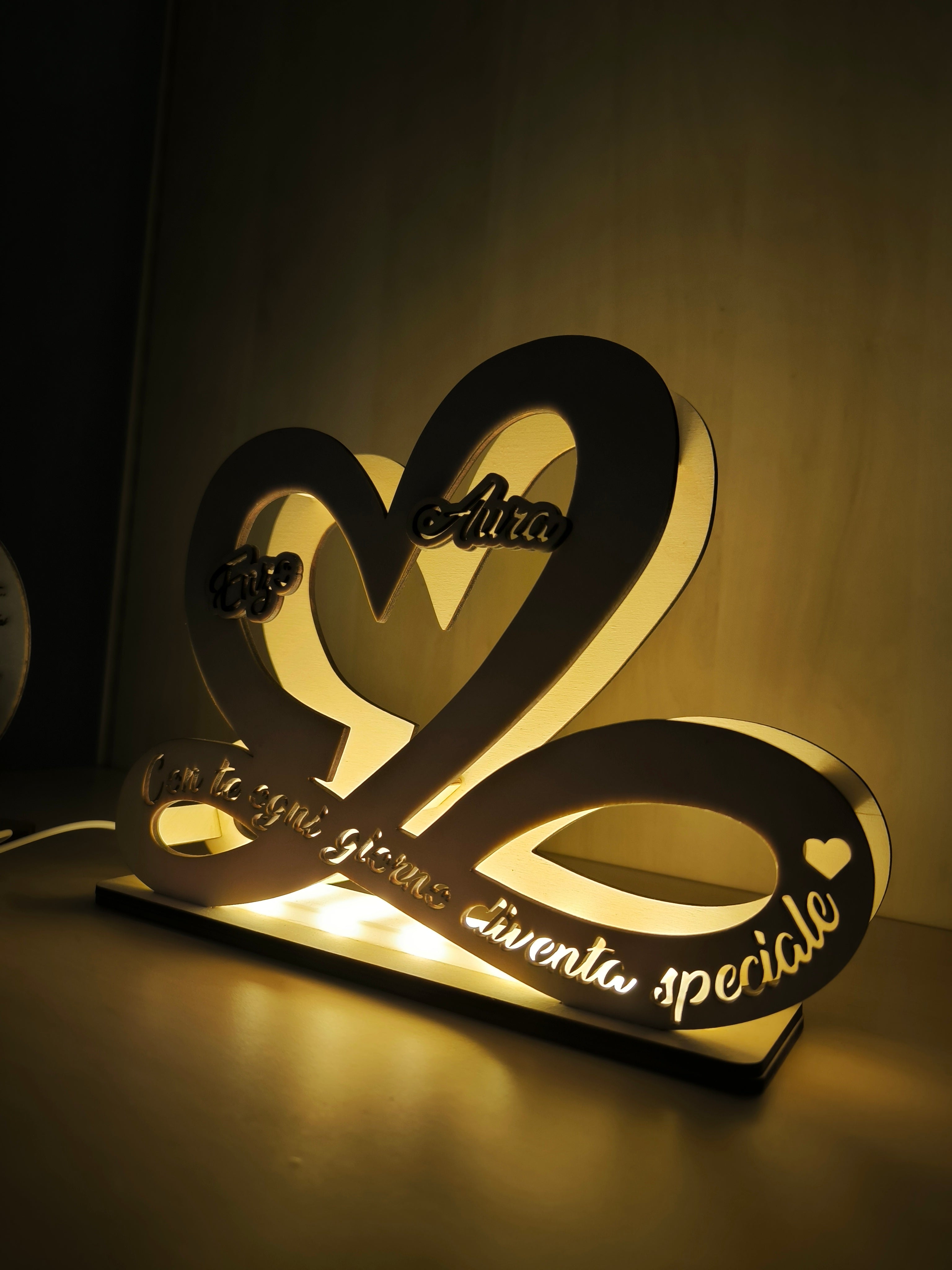 Lampada LED "Amore Infinito" – Nomi Intagliati