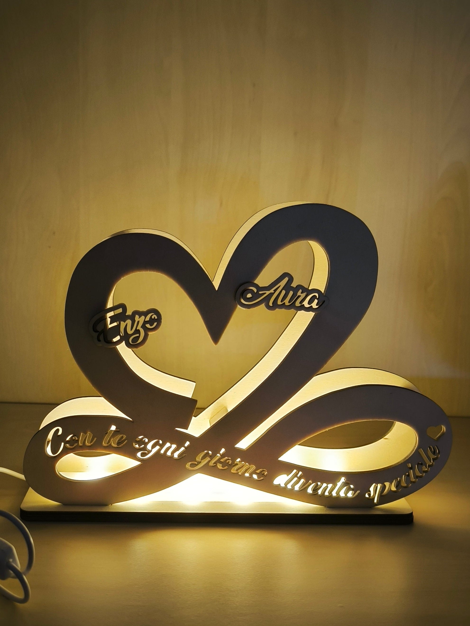 Lampada LED "Amore Infinito" – Nomi Intagliati